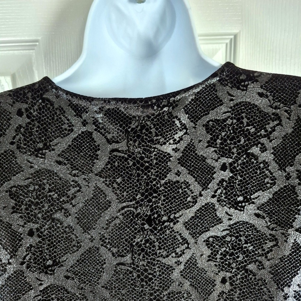 Torrid black snakeskin texture velvet short sleeve shirt plus size 0 or XL - Picture 10 of 12